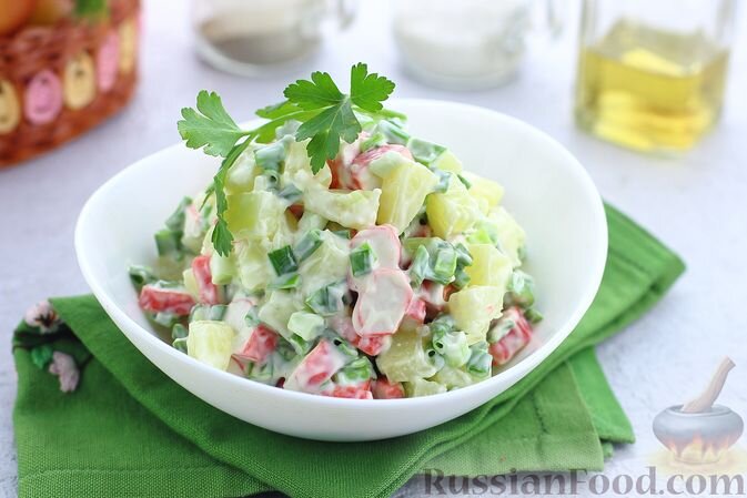 ананас консервированный, крабовые палочки, лук зелёный, майонез, соль (по желанию), перец чёрный молотый (по желанию)