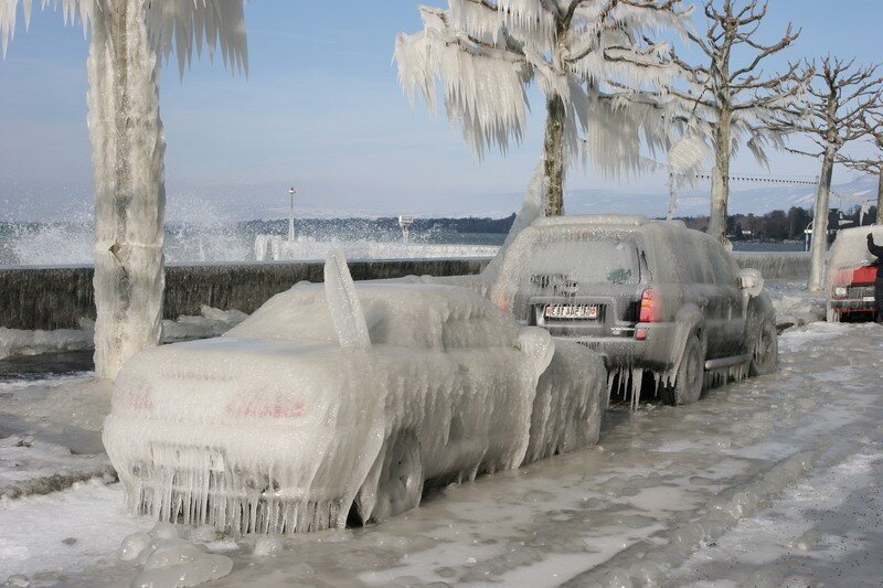 Обледенелый автомобиль