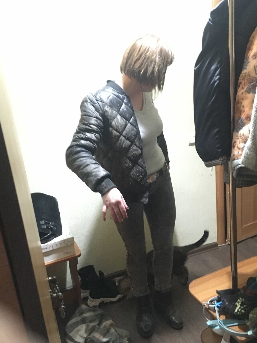 Мама гуляла с собакой во дворе и пришла домой с ног до головы в грязи.