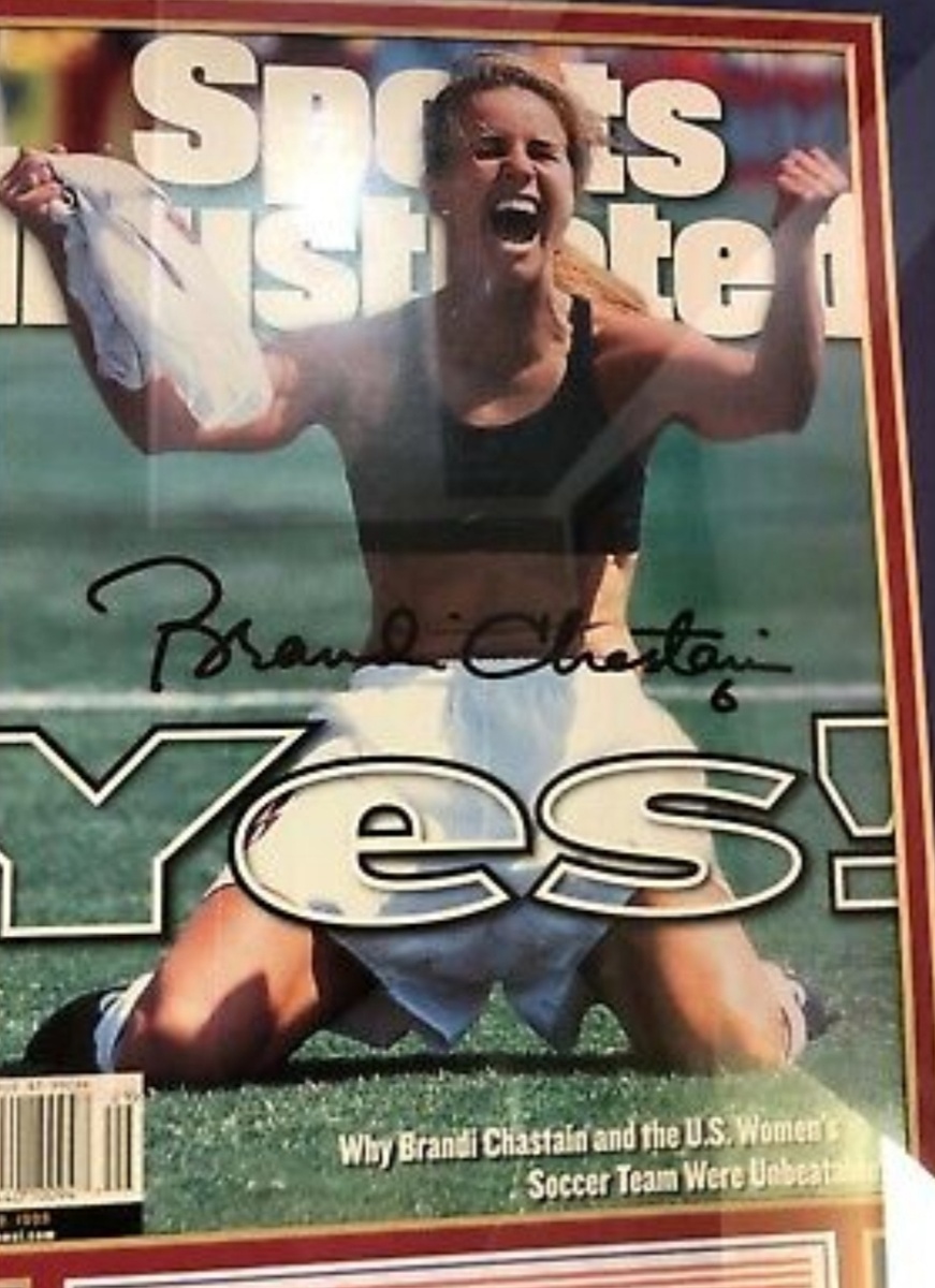 Обложка журнала с автографом Честэйн. 