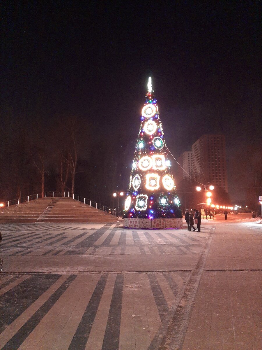                          на празднике водят хороводы возле нашей елочки (фото автора)