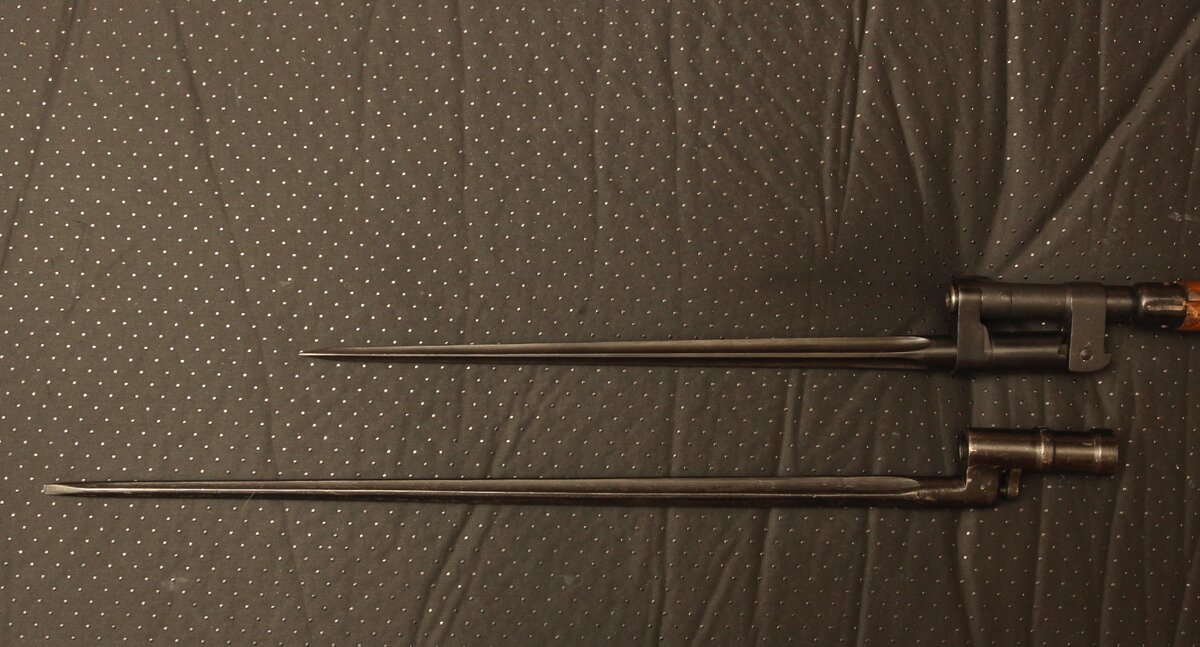 Складной штык образца 1944 г. и съемный штык  образца  1891/1930 гг.