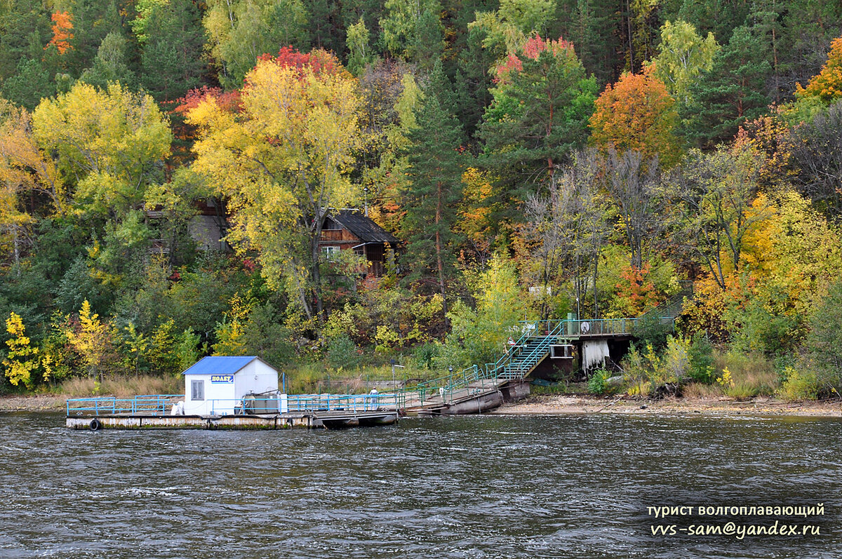 Пристань крупным планом. Сколько красок на таком маленьком участке! Фото 20.09.2019.