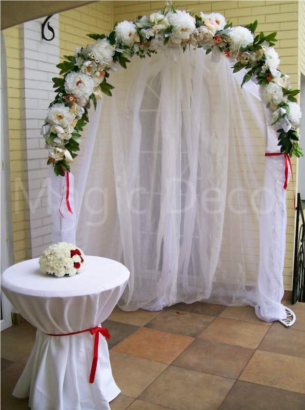 Источник фото: https://ua.all.biz/svadebnaya-arka-arka-iz-cvetov-belaya-sirenevaya-s121179
