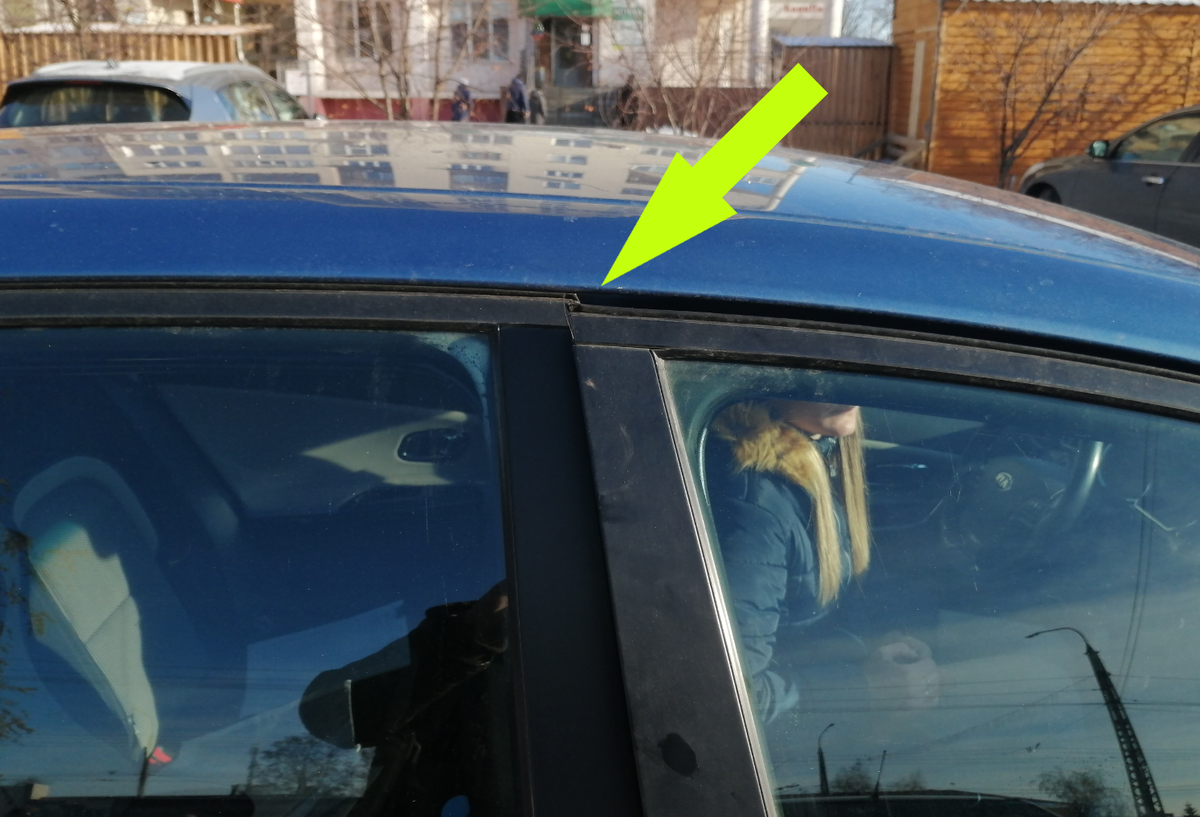 Непопадание двери точно в замок и смещение на сантиметр вниз позволило вписать дополнительно повреждение петель. Хотя, я предполагаю, что это из-за деформации самой двери