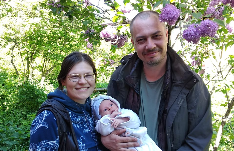 Наша первая совместная фото на фоне нашей сирени. 26 мая 2018 года