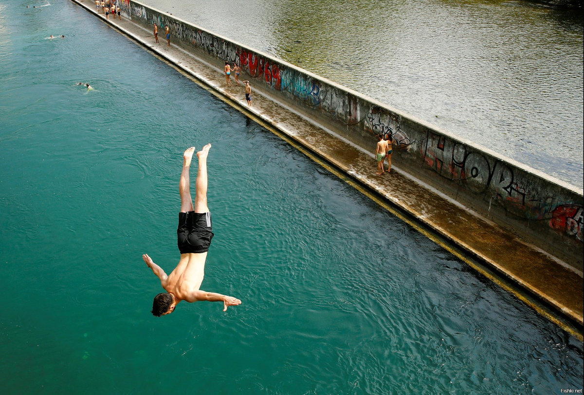 Фото взято с сайта: https://fishki.net/mix/2327738-ljudi-izmuchennye-zharoj-v-evrope-prygajut-v-vodu-s-mosta.html?sign=12813849259839%2C437656026151542