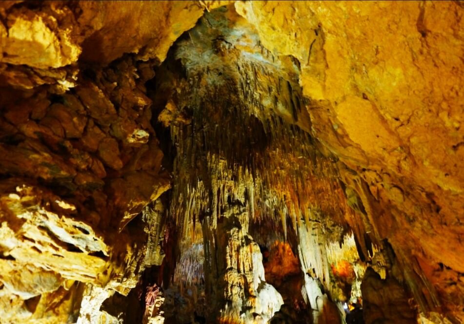 Внутри пещера состоит из красивейших образований сталактитов и сталагмитов, возраст которых насчитывает несколько тысяч лет.