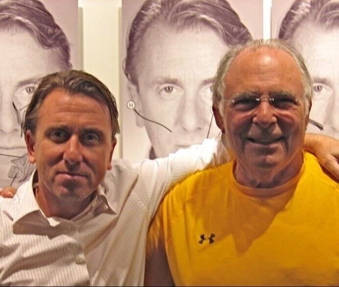 Пол Экман – профессор психологии, который всю жизнь работал над исследованиями признаков внешнего выражения скрытых человеческих эмоций, занимался проблемами невербальной коммуникации. В «Психологии лжи» собран многолетний опыт исследователя. Книга описывает особенности поведения и мимики людей, намеренно говорящих неправду или пытающихся что-то утаить от собеседника.