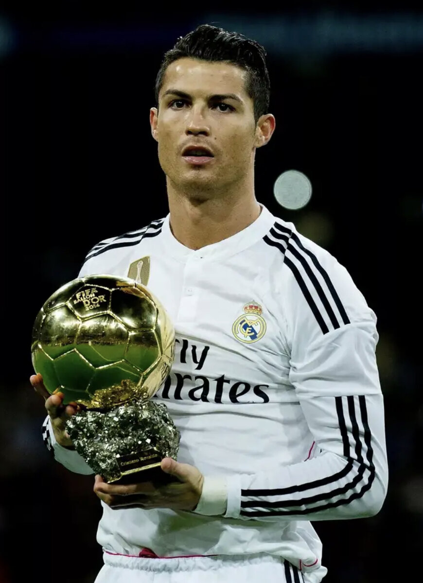 Роналду стал лучшим бомбардиром в истории ⚽️ 
Нападающий итальянского клуба «Ювентус» и сборной Португалии Криштиану Роналду забил свой 760-й гол в ворота «Наполи» и стал лучшим бомбардиром в истории футбола, побив рекорд нападающего сборных Австрии и Чехословакии Йозефа Бицана, забившего за всю футбольную карьеру официально 759 мячей, а также Пеле, на счету которого было 757 голов.