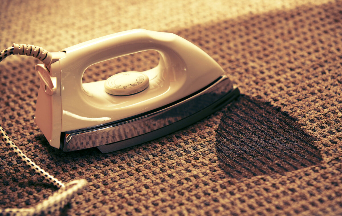 Когда утюгом обожгли любимую вещь, сделайте так.