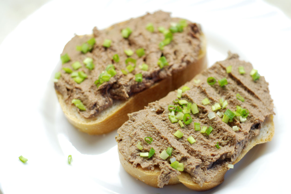 Украсьте бутербродики тем, что есть под рукой - ломтиками свежего или соленого огурца, ломтиком отварной свеклы или зеленым луком.