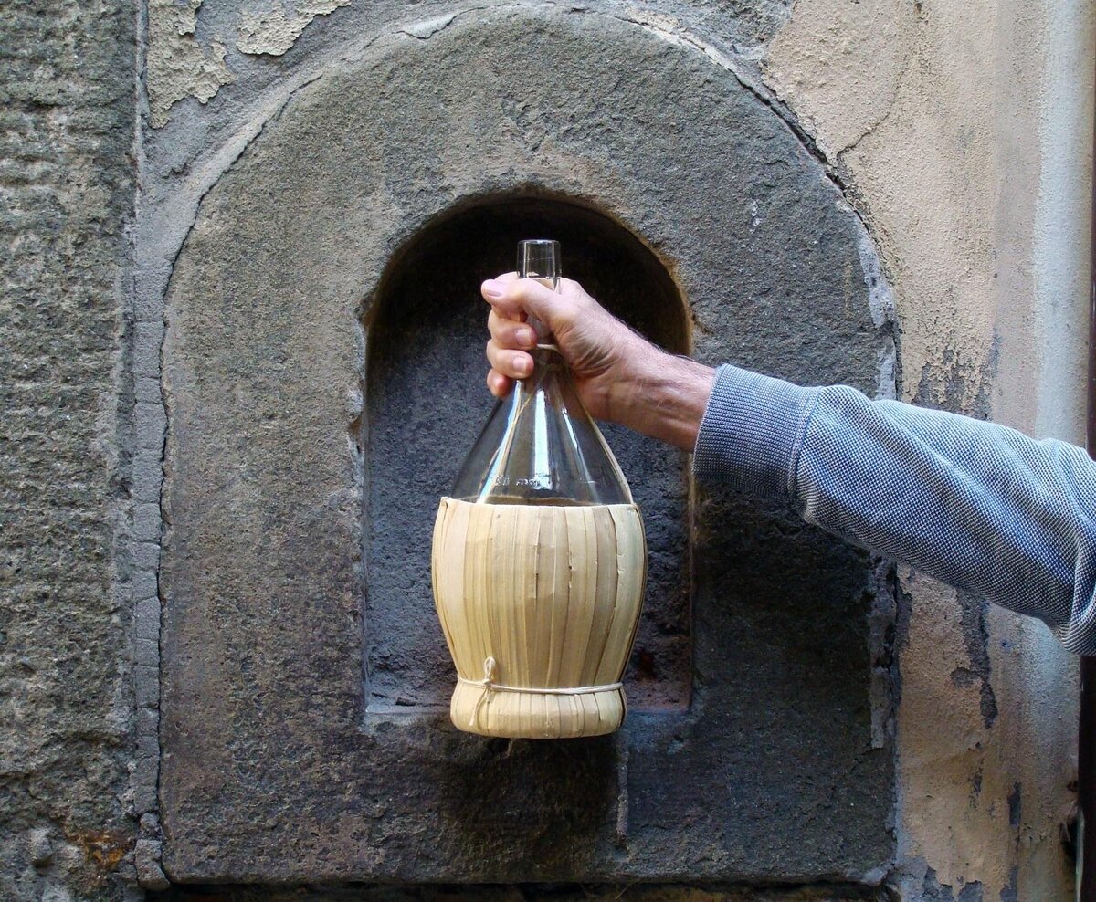 Раньше Кьянти хранили в фьясках - пузатых бутылках, обмотанных лыком