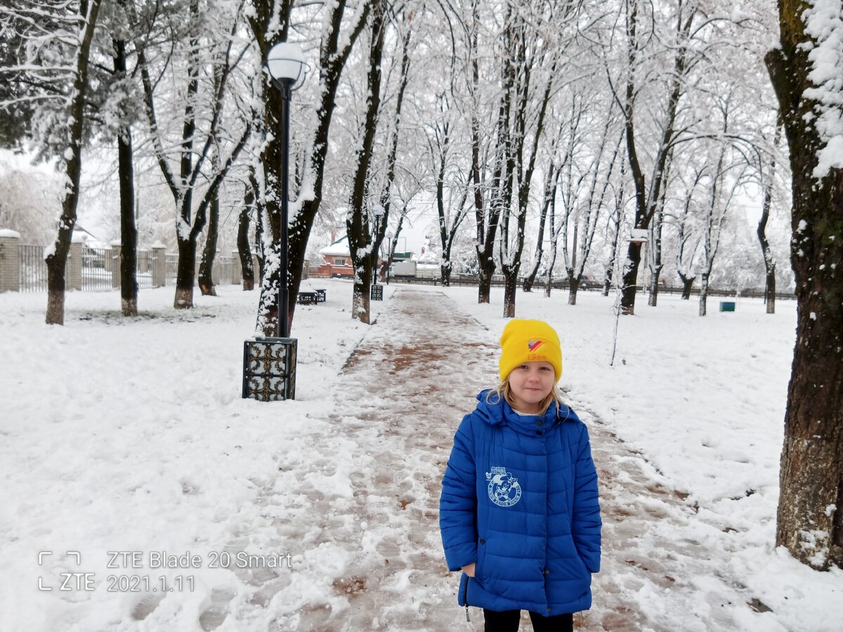 Софья на площадке около школы