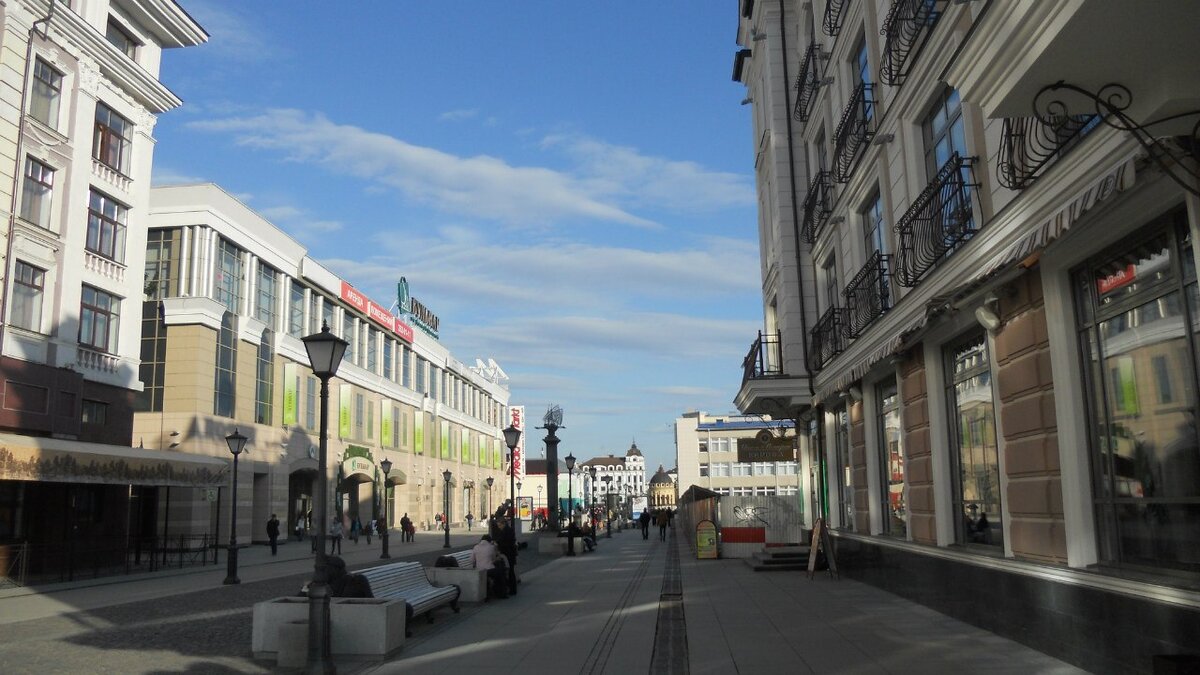 Весной в Казани ветрено, потому одеваться нужно теплее 