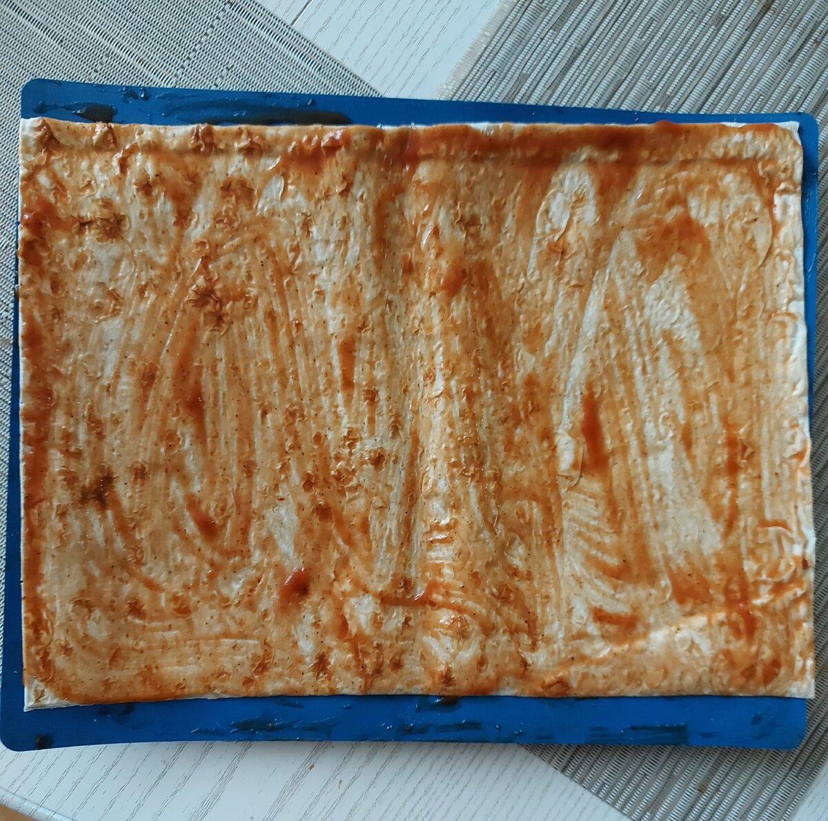 Фото автора.  Лаваш намазан кетчупом.