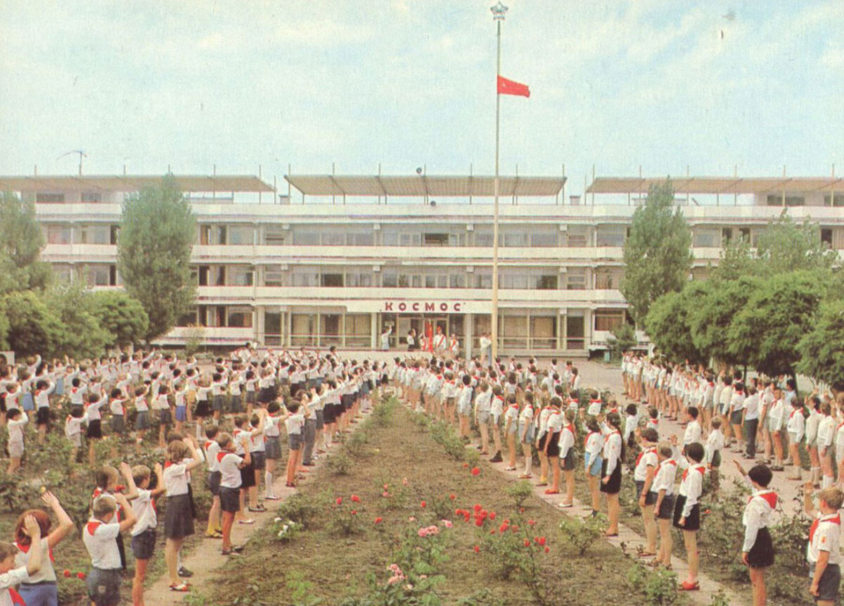 Сегодня многие дети едут на каникулах в летние лагеря. После чего пишут в мессенджерах своим родителям, что там плохие условия и требуют забрать их обратно в город. И в этом они далеко не оригинальны.-5