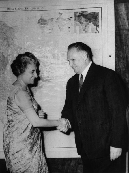 Республика Индия. Министр строительства предприятий тяжелой индустрии СССР, президент общества советско-индийских культурных связей Николай Васильевич Голдин на приеме у премьер-министра Республики Индии Индиры Ганди. Дружеское рукопожатие. 01.07.1973 г. Автор фото: Валентин Шияновский, Источник: Фотобанк РИА Новости.