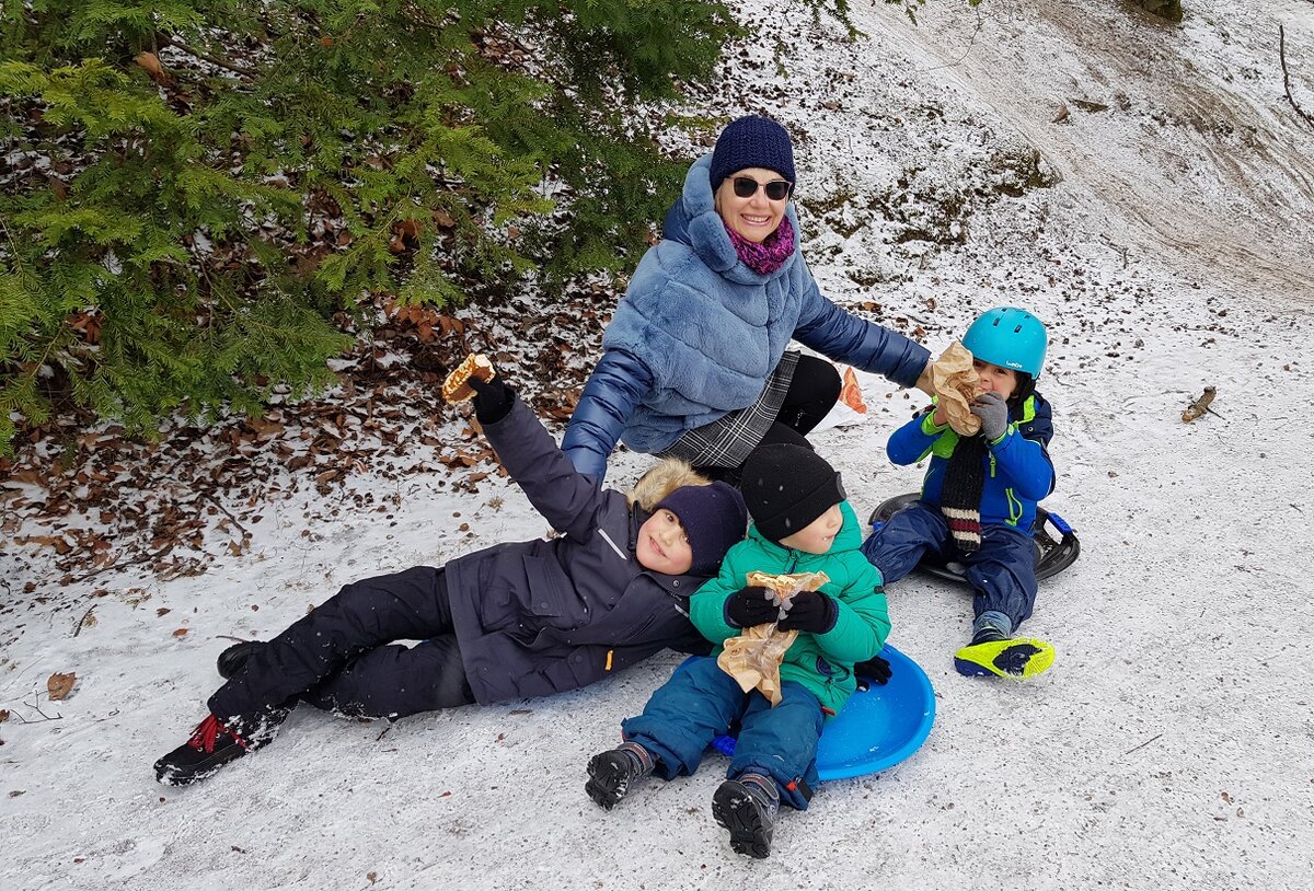 Мюнхен, дети на ледянках.