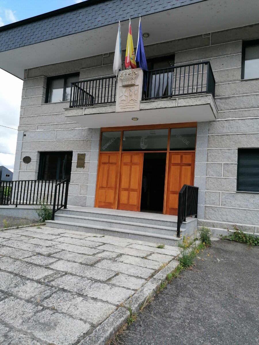 Наш сельсовет. Три флага .Испании, Евросоюза, Галисии. Испанцы обожают флаги.