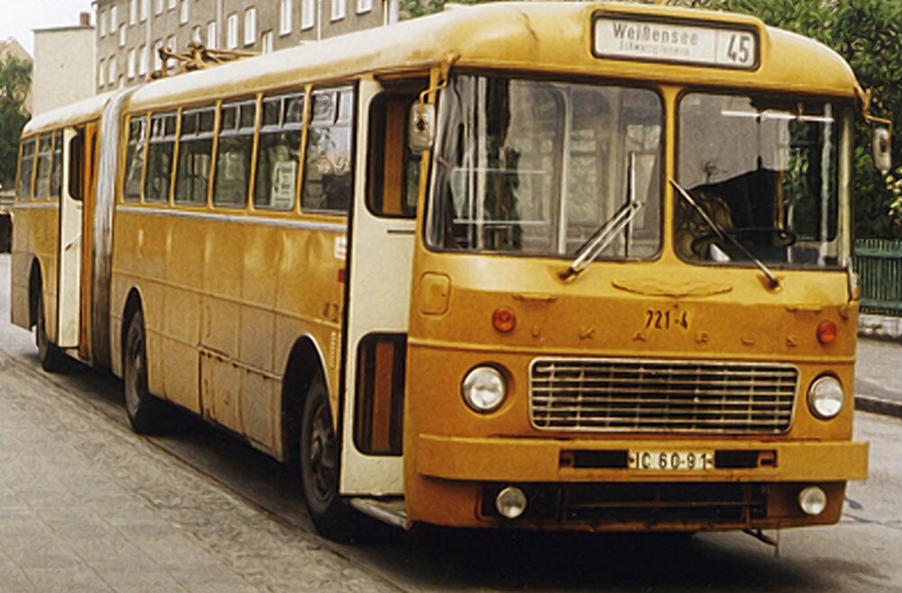 ▲ Ikarus 180 редкой модификации .22 в ГДР. Окрас тоже редкий. Данная пригородная разновидность разработана специально для  восточногерманского рынка. Обычные четырёхдверные варианты для ГДР внешне тоже немного отличались от массовой продукции.