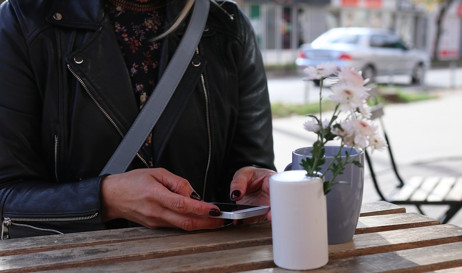 Источник: https://pixabay.com/ru/photos/девушка-смс-осень-кофе-ожидание-5775631/