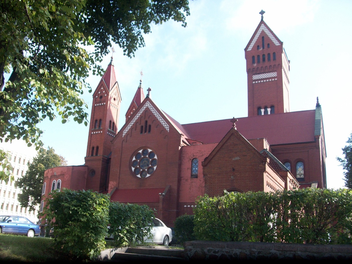 Костёл Святого Симеона и Святой Елены. Одна из визитных карточек города и прекрасная возможность познакомиться с католическим храмом. Строительство организовал   дворянин Эдвард Войнилович в память о двух рано умерших детях.