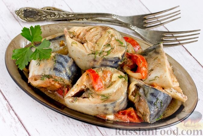 скумбрия, помидоры, лук репчатый, чеснок, зелень укропа, соус соевый, уксус яблочный, масло подсолнечное, соль, перец чёрный молотый