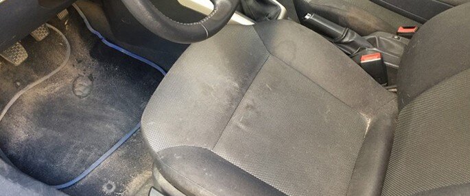 Приборная панель под воздействием электростатического заряда притягивает взвешенные в воздухе элементы подобно магниту.
В силу законов физики, пыль присутствует на любой поверхности. Ею покрыты и сидения, и пол автомобиля.
Грязный салон сидения авто
Какие пути проникновения пыли в салон машины?
1. Через открытые окна.
2. Если окна закрыты, то пыль, проникает через воздушные дефлекторы салона.
3. Пыль способна накапливаться в воздуховодах печки и охлаждения. Каждый раз, когда водитель включает обогреватель – пыль из воздуховода попадает в салон.
4. При открытие - закрытие дверей автомобиля, крышки багажник и капота.
