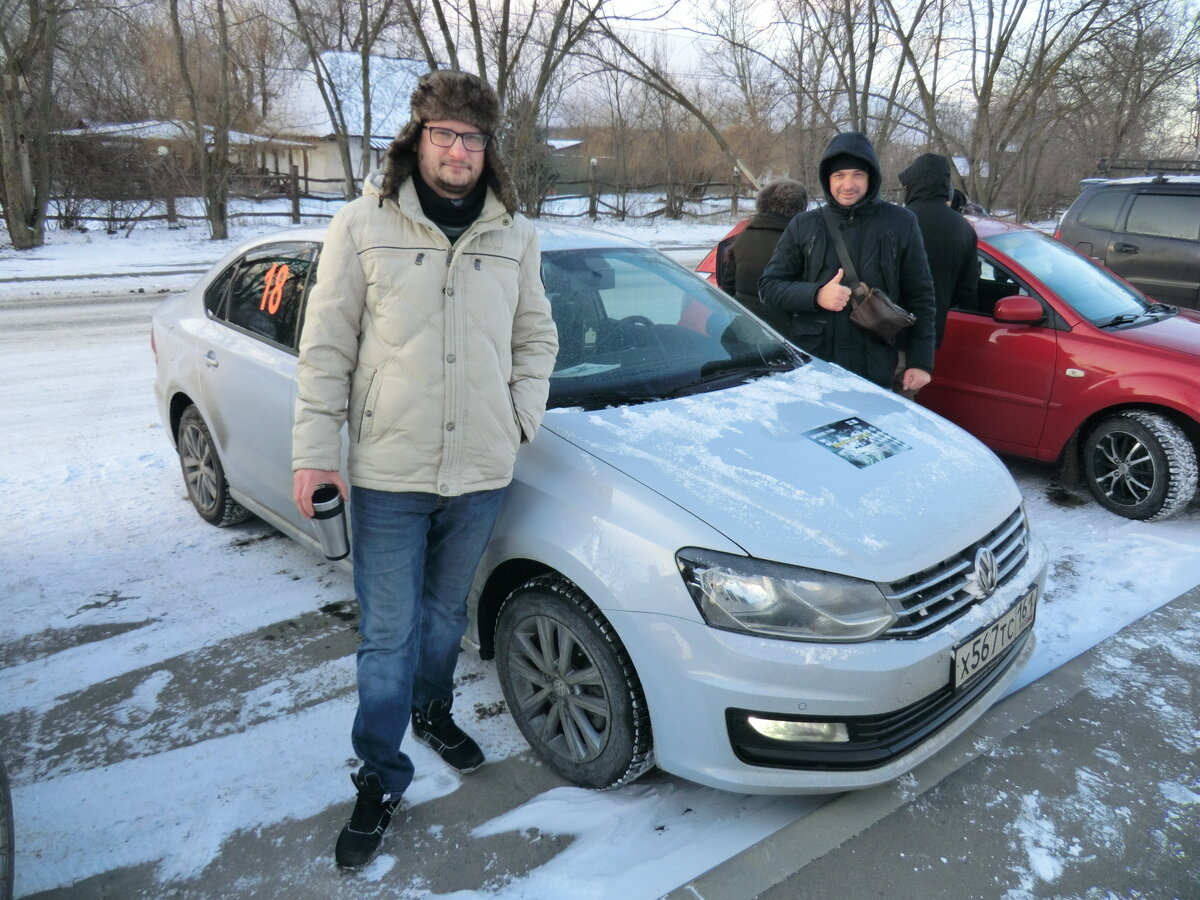 Собственно, экипаж которому Автор сел на хвост. Штурман Вячеславов Игорь с термокружкой и пилот Дудиков Александр показывает свой большой палец. Как видите абсолютно гражданский Volkswagen Polo 1.6 на автомате. Нам достался стартовый номер 18.