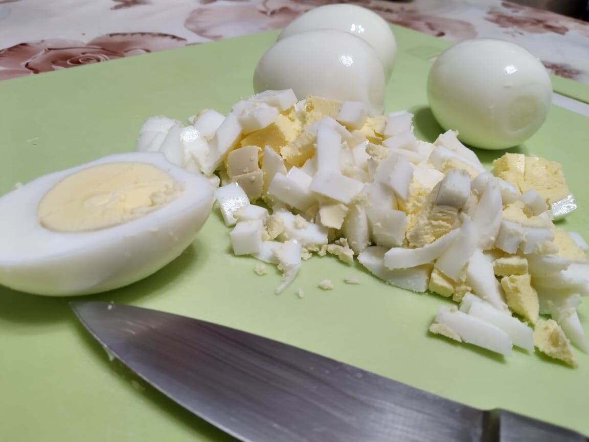 В процессе нарезки куриных яиц.