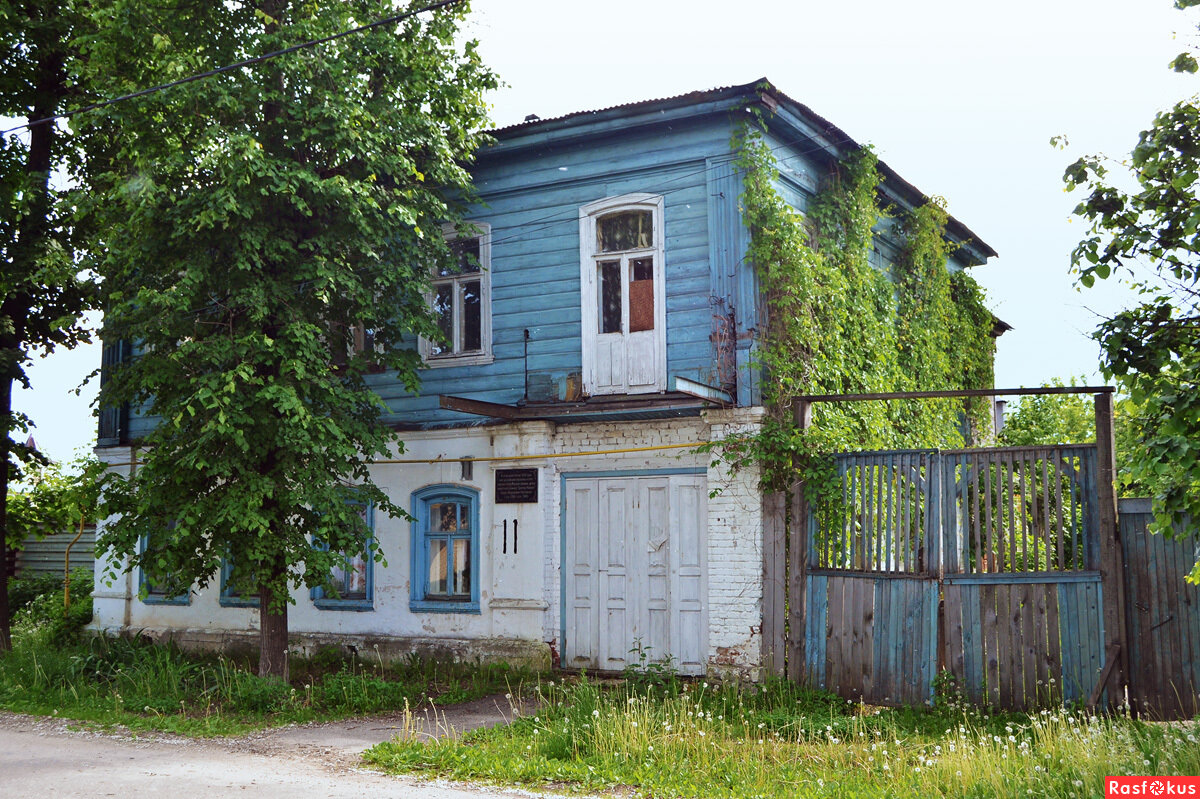 Дом с пастернаком на крыше