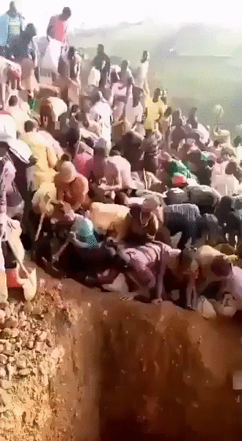 Тысячи людей наводнили подножья горы Лухихи в провинции Южное Киву. 