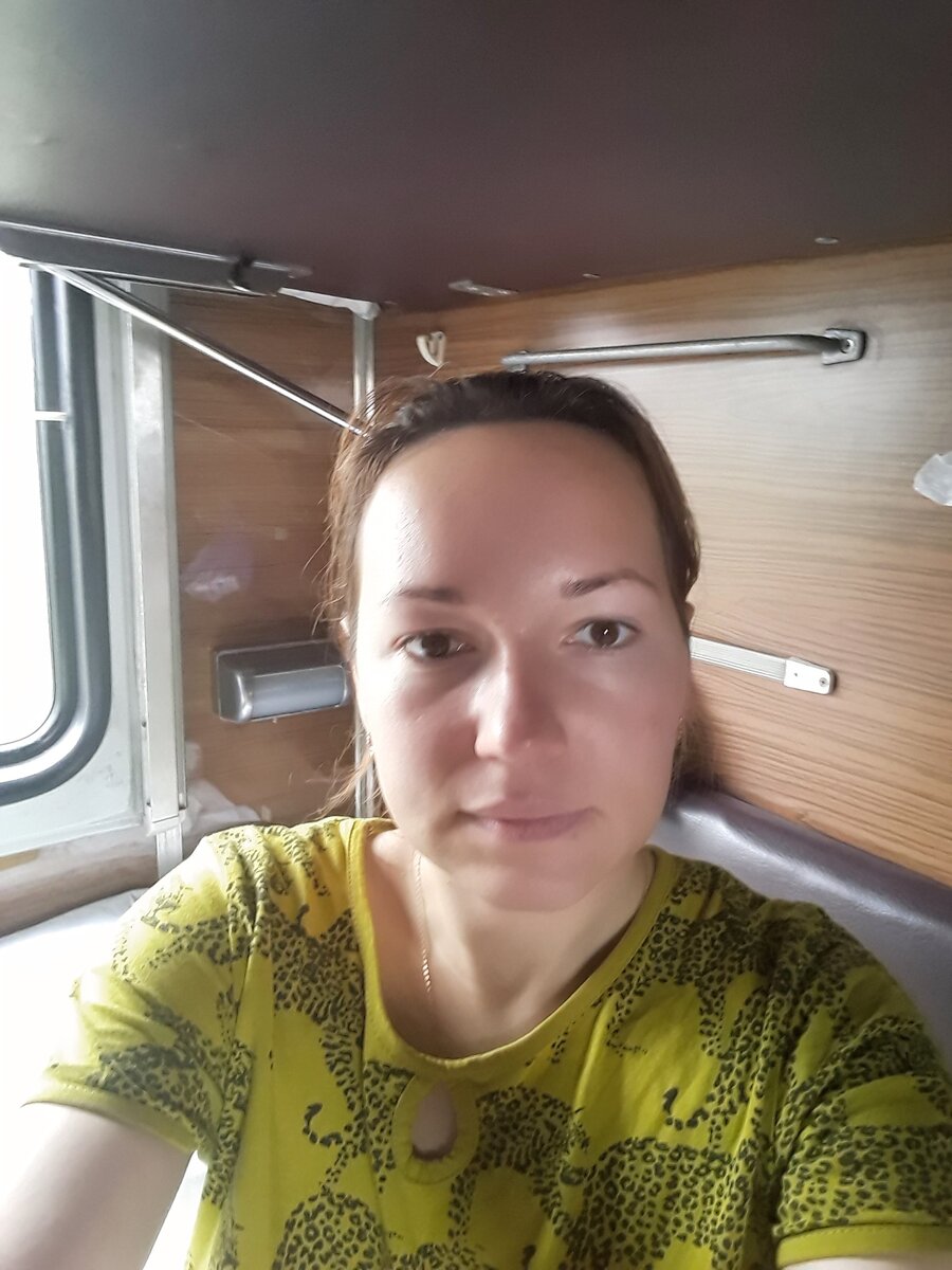 Этот текст также выйдет автопостингом, поэтому выкладываю селфи в тему - в поезде.