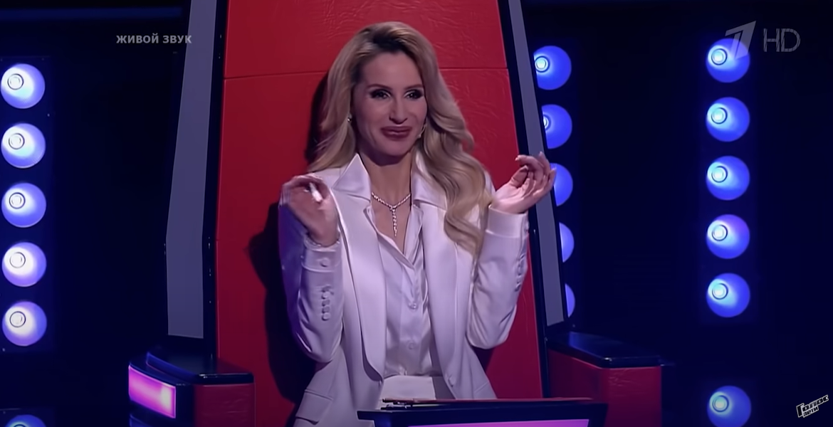 Мягкие размытые линии лица и губ... Выглядит странно.