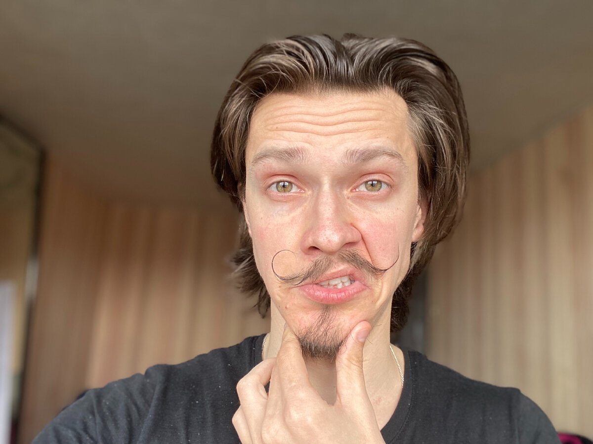 Лицо автора, когда увидел зарплаты чиновников. И это только официальные суммы со слов чиновников. (На фото автор — Евгений Стариков)