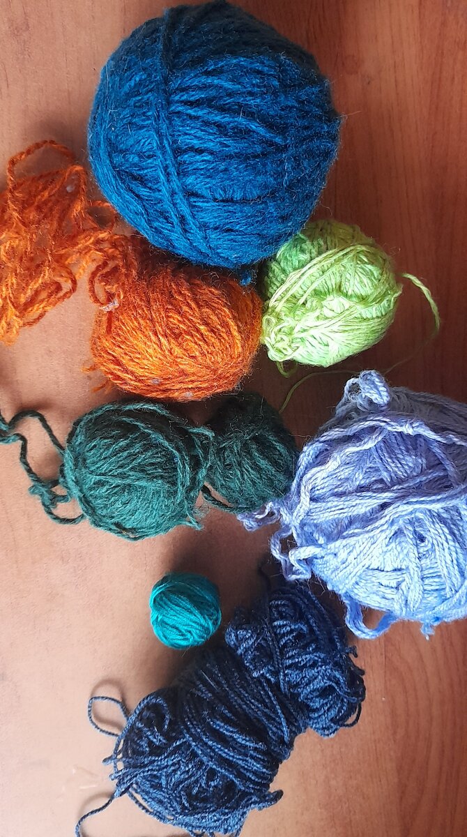 Остатки моточков, из которых будем вязать коврик.