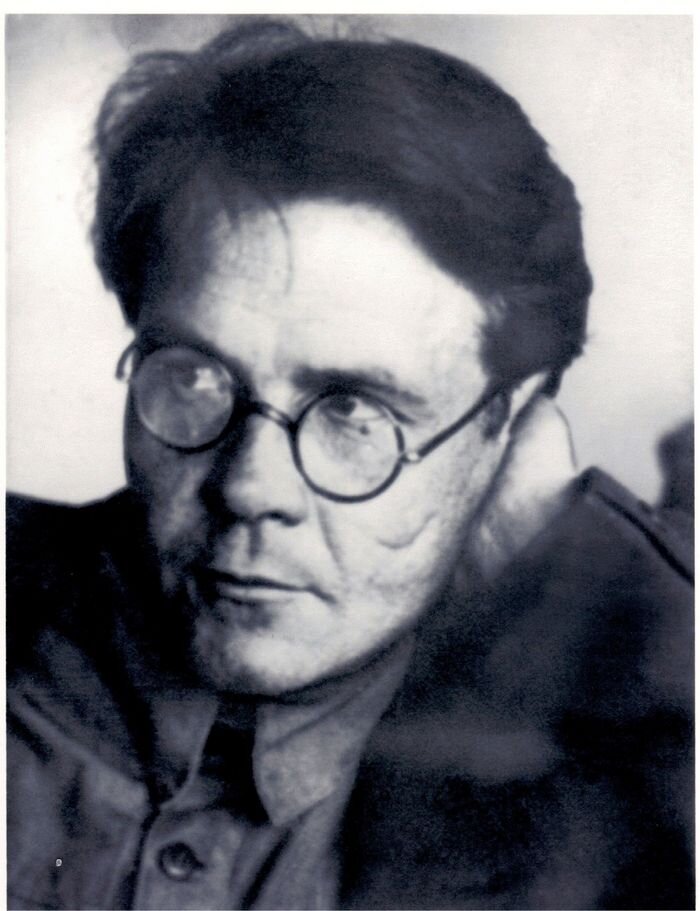 Арестован 29 ноября 1937 года. За ним, как водилось тогда, пришли ночью… наверное, он ждал этого. Весь 1937-й шли аресты в редакции, где он работал. Вспоминать о том, что предшествовало этому, было тяжело. При очередной чистке в партии, из-за расхождения в учетных данных по дате вступления в партию – январь 1918 г. или июнь 1919 г. – о нем вынесли такую резолюцию: «Принадлежность к партии вызывает сомнение, партбилет изъять». Дальше больше – поставили под сомнение его пребывание в колчаковском плену, куда он попал тяжелораненым. Почему его там не расстреляли? Не предатель ли он? Пётр возмущался, доказывал свою невиновность, но его не слышали. В горкоме вынесли решение: «Считать изъятие партбилета правильным, как активного участника белой армии, обманным путем вступившего в партию, из рядов ВКП(б) исключить». Проверить абсурдность обвинений не составляло труда – достаточно было запросить сведения в его родной округе. Он не смирился: пишет многочисленные жалобы, заявления, требует разобраться. Пока бумаги идут по инстанциям – уволили из редакции.