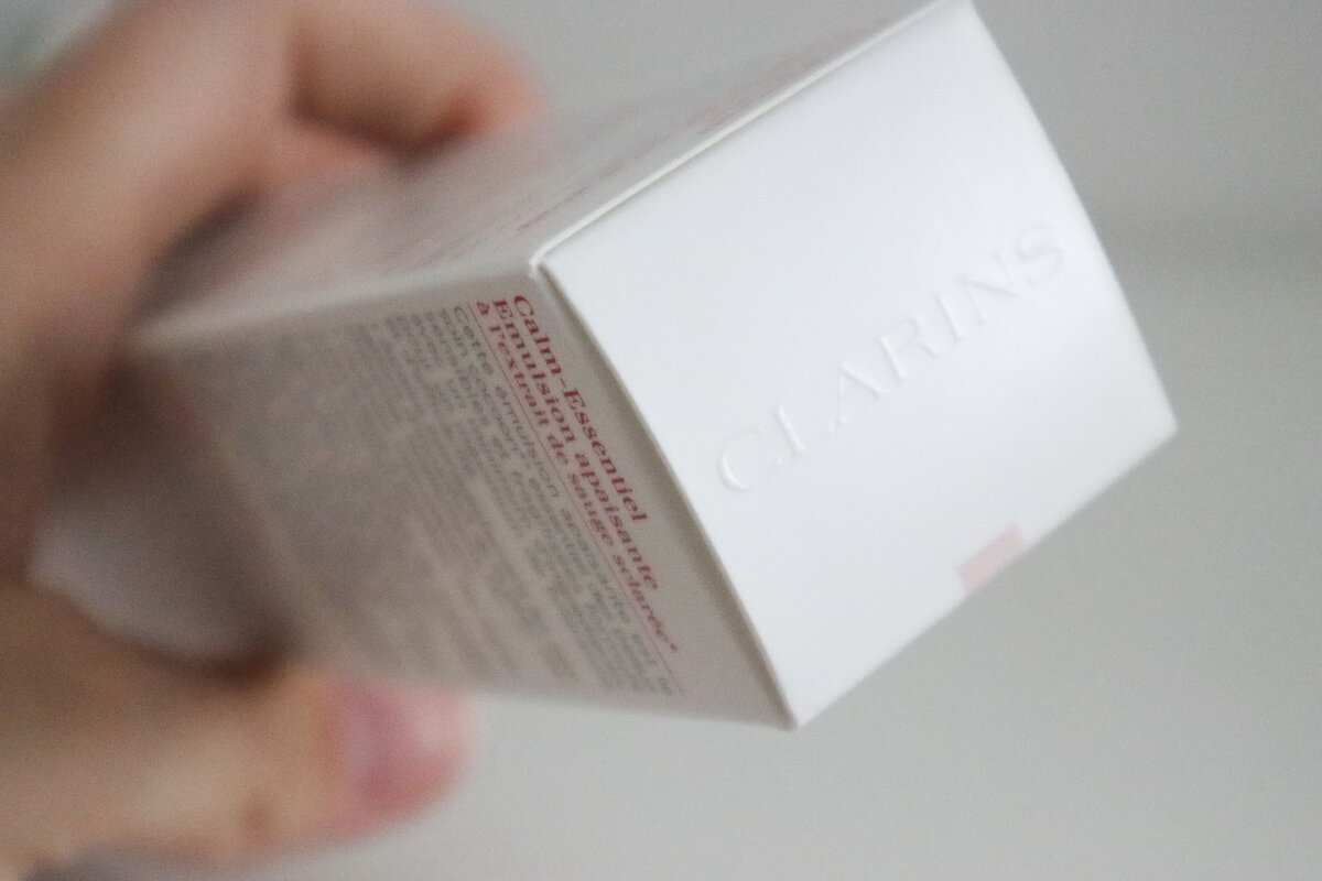 Коробочка эмульсии Clarins Calm-Essentiel