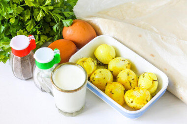 ШАГ 1:
Подготовить указанные продукты. Использовать для пирога мягкие сыры: адыгейский, осетинский, сулугуни или моцареллу. Лаваш можно приобрести в магазине или же создать в домашних условиях из муки и воды, соли на сковороде, в духовке и т.д.