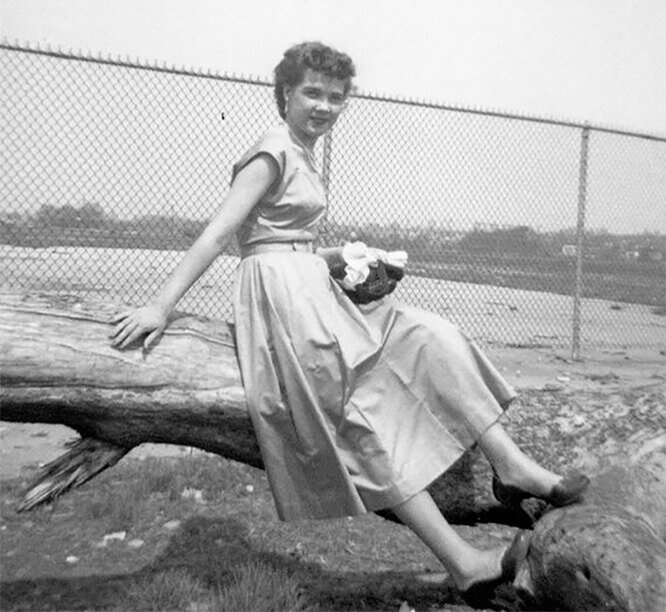 Жизнь с растлителем, который притворялся отцом: история настоящей «Лолиты»