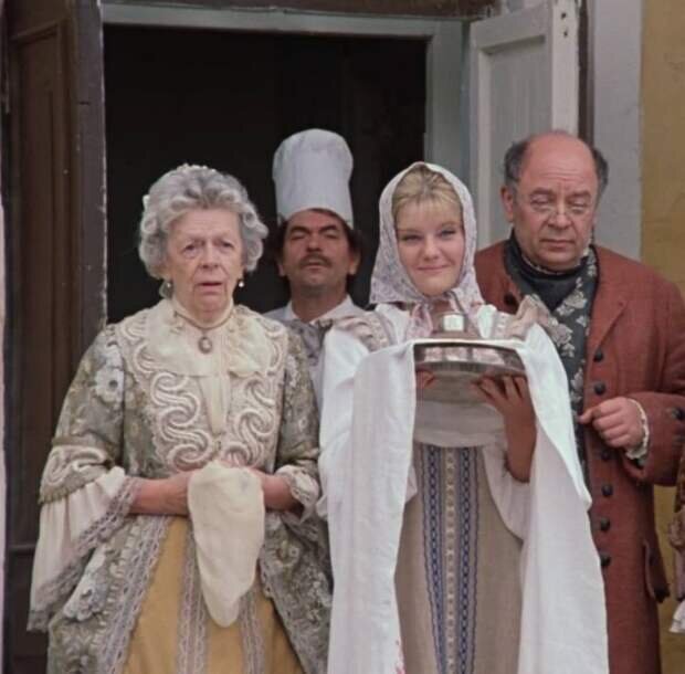 "Милости просим гости дорогие. Силь ву пле. Же ву при. Авер плезир..."