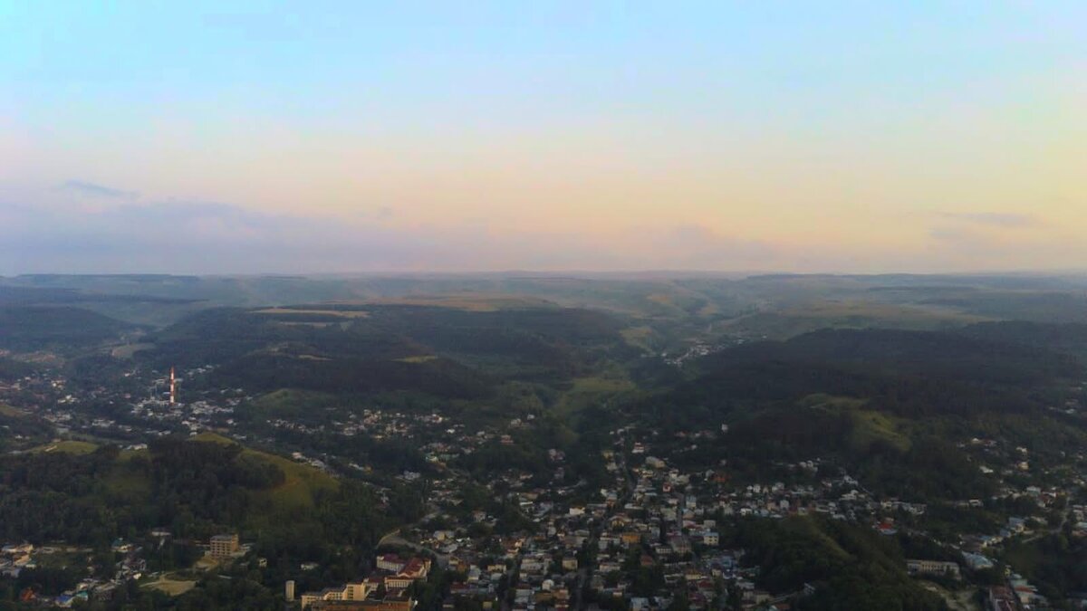 Кабардинское ущелье (в центре) и ущелье реки Ольховки (слева)