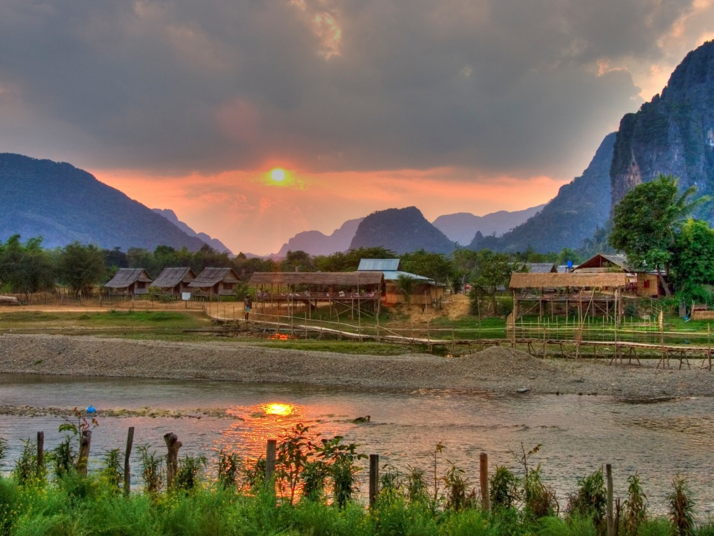 Лаос особенности страны. Юго-Восточная Азия Лаос. Лаос климат. Лаос тэнкэсе. Лаос природа.