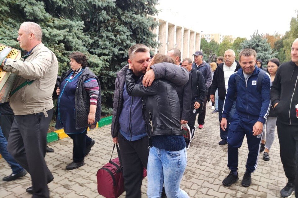     Дончане провожают своих бойцов и ждут домой невредимыми. Фото: МИХАЙЛОВА Ева