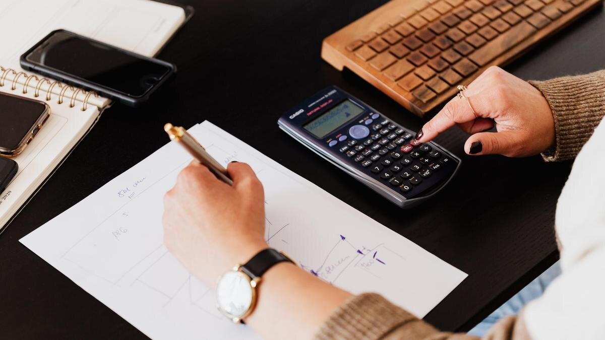    Бухгалтер считает на калькуляторе:pexels.com