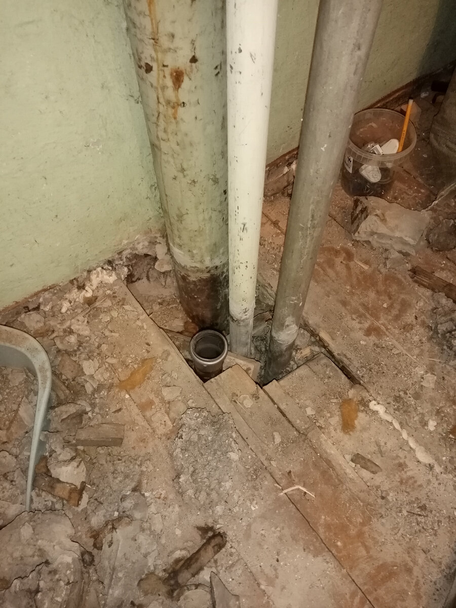 Выведенная из подвала канализация