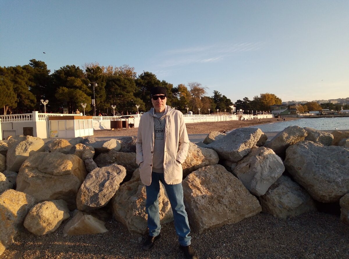 Михаил Лекс, автор рассказа, канала «Как стать счастливым?» и первого комментария.