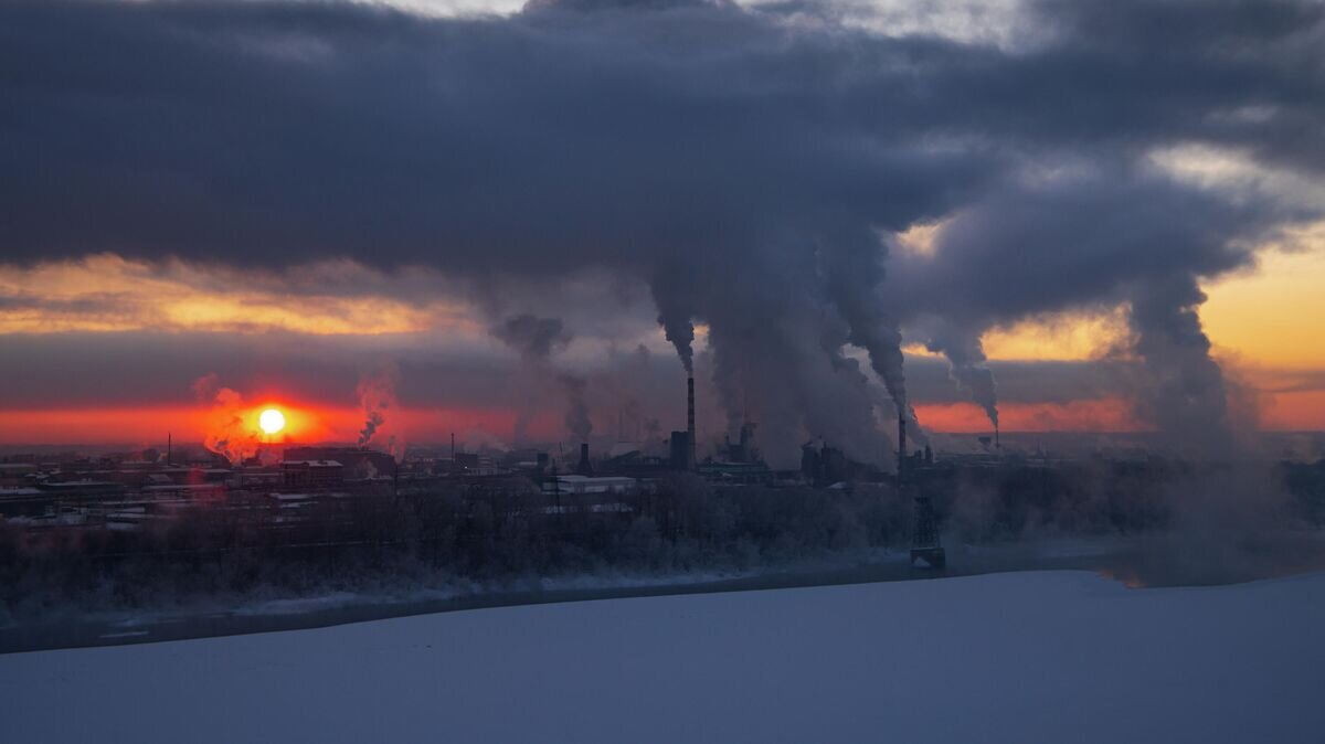    Дым из труб Кемеровской ГРЭС в Кемерове© РИА Новости / Александр Патрин