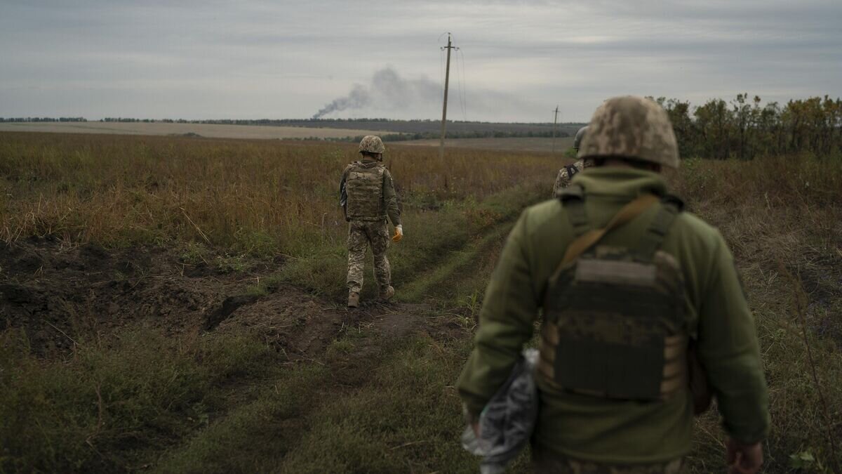    Украинские солдаты ищут тела погибших военнослужащих ВСУ© AP Photo / Leo Correa